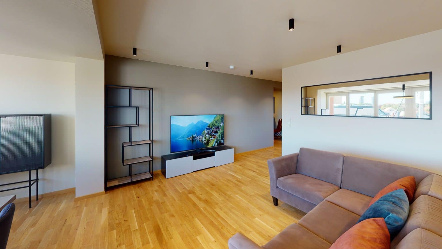 Neseniai įrengta svetainė su parketu, sofa ir televizoriumi – Matterport turo kadras